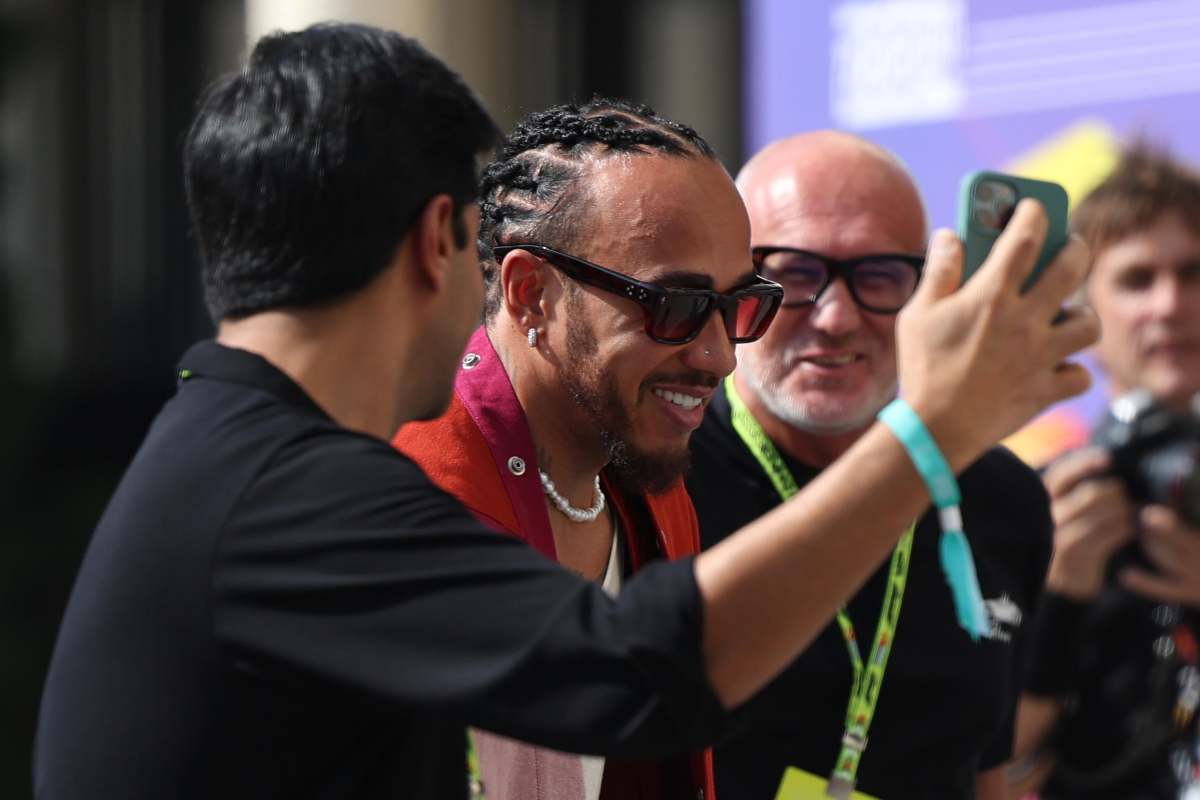 Hamilton sorridente nel paddock