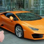 Una Lamborghini arancione e in basso a sinistra il disegno di un salvadanaio e delle banconote da 50 euro arrotolate