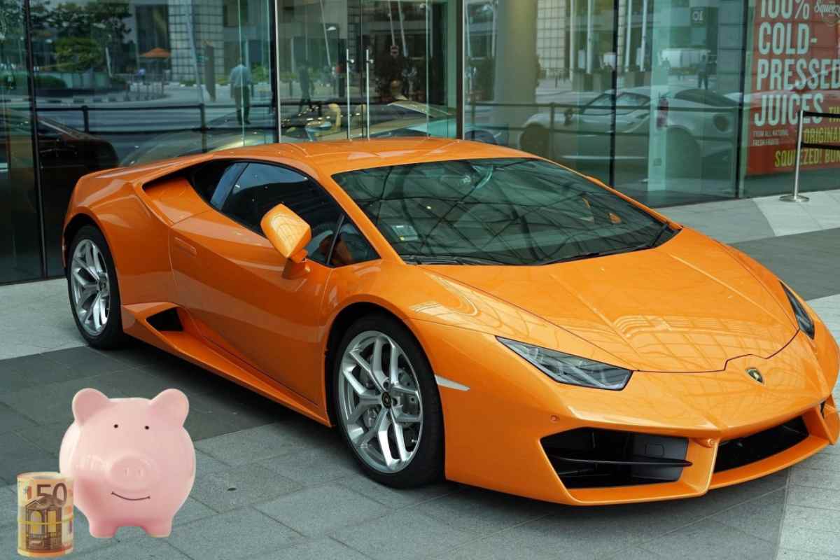 Una Lamborghini arancione e in basso a sinistra il disegno di un salvadanaio e delle banconote da 50 euro arrotolate