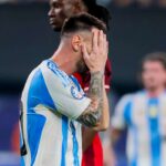 Lione Messi disperato con le mani al volto