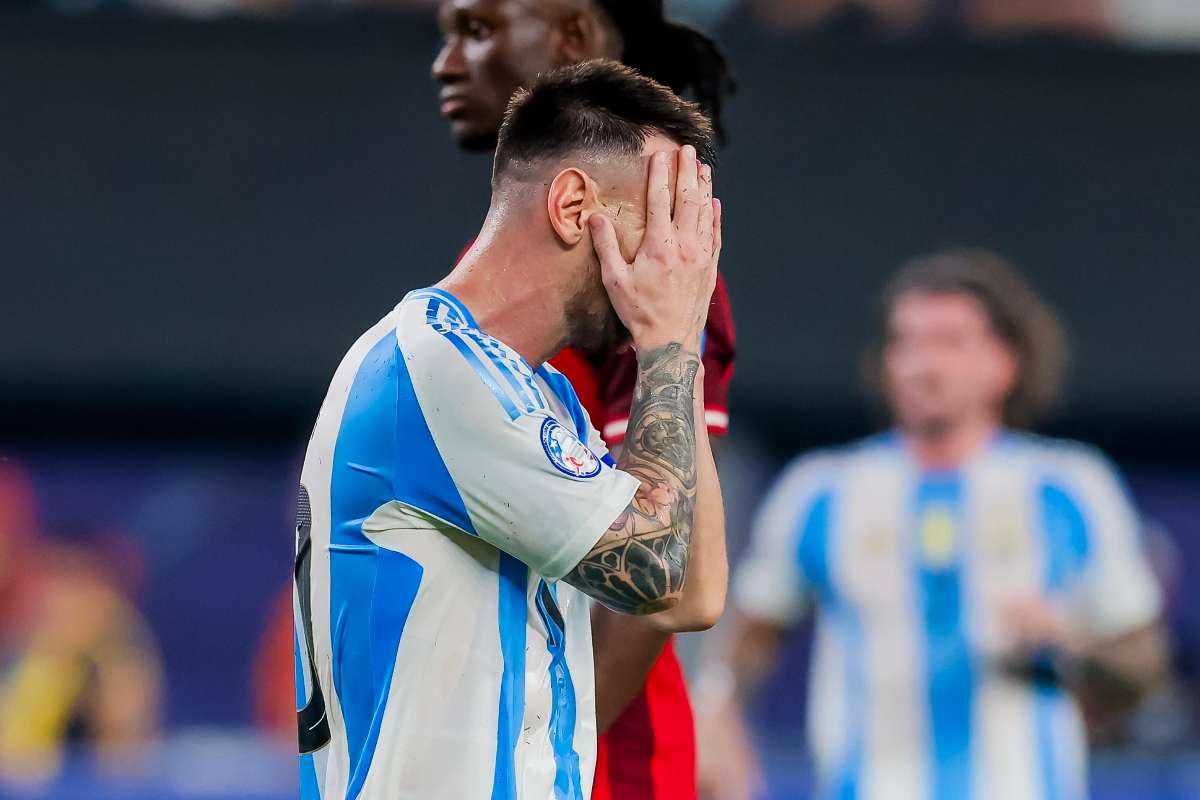 Lione Messi disperato con le mani al volto