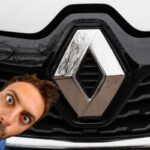 Il frontale di una Renault con il logo e a sinistra un uomo meravigliato