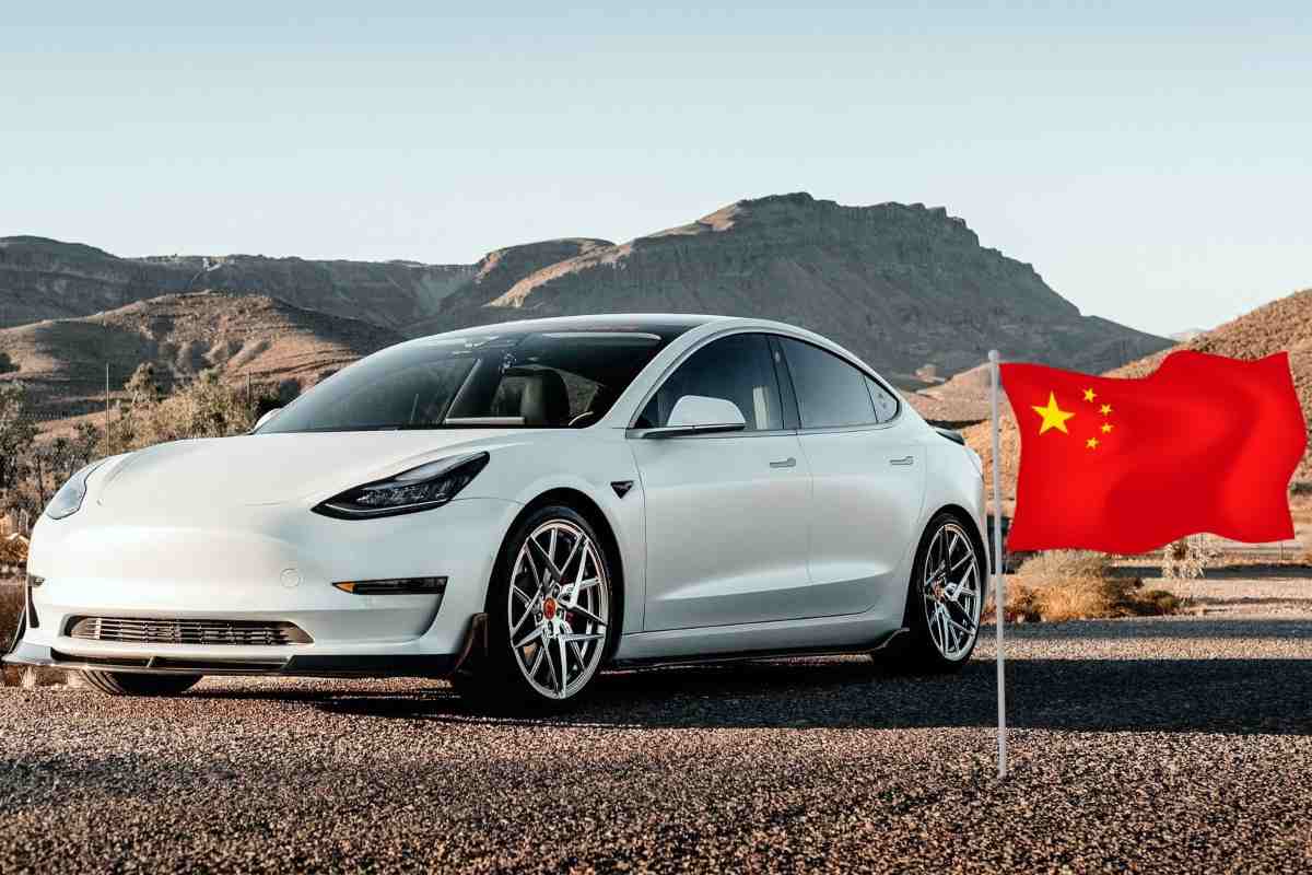 Una Tesla Model Y e una bandiera cinese sulla destra