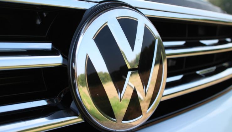 Il logo Volkswagen sulla griglia frontale di un'auto