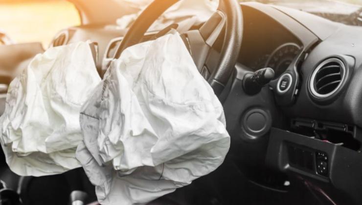 Due airbag scoppiati in un abitacolo