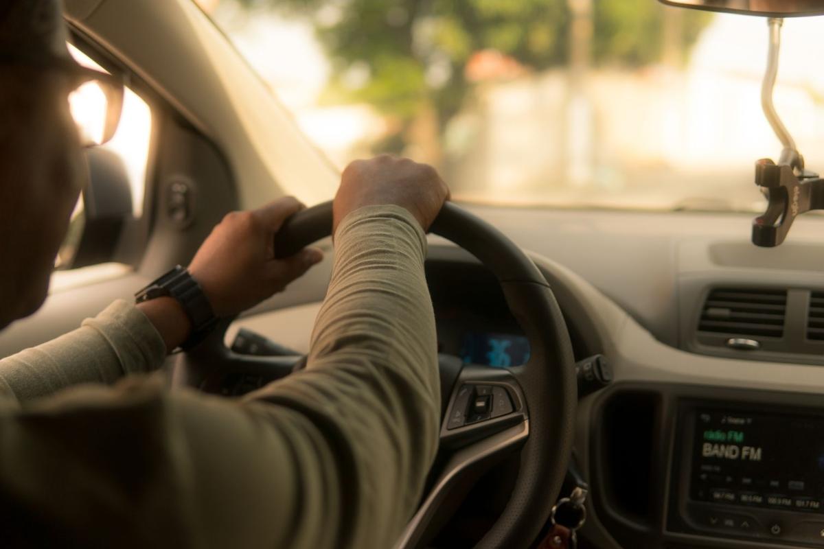 Una persona alla guida di un'auto