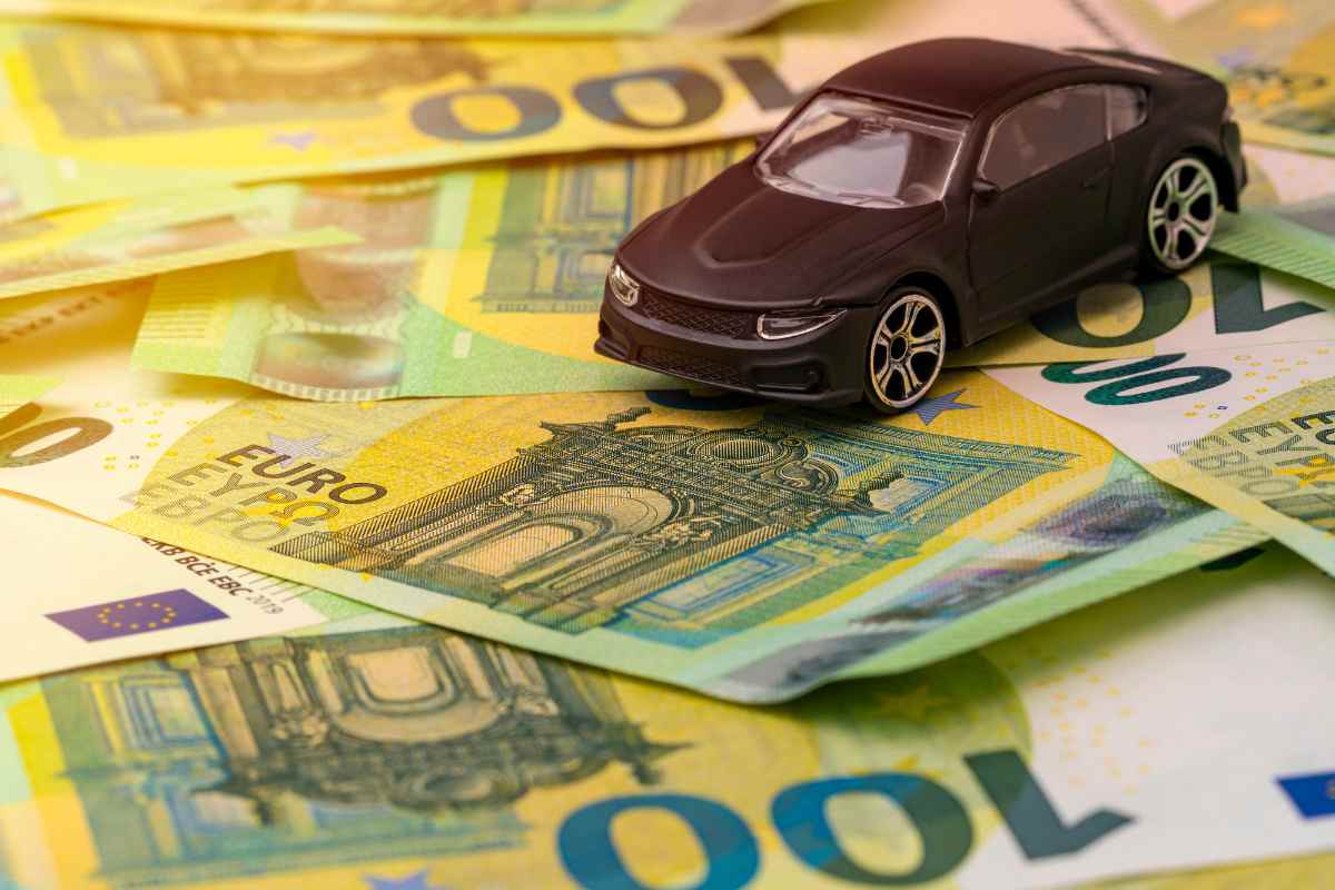 Modellino di auto su banconote da 100 euro