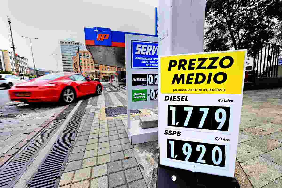 Stazione di servizio che espone il prezzo medio