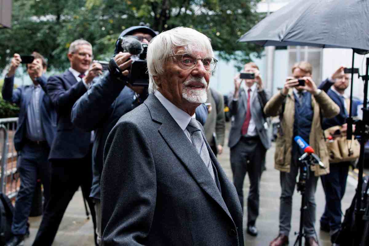 Ecclestone cammina per strada