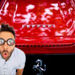 Il retro di una Ferrari con scritta e logo e a sinistra un uomo a bocca aperta