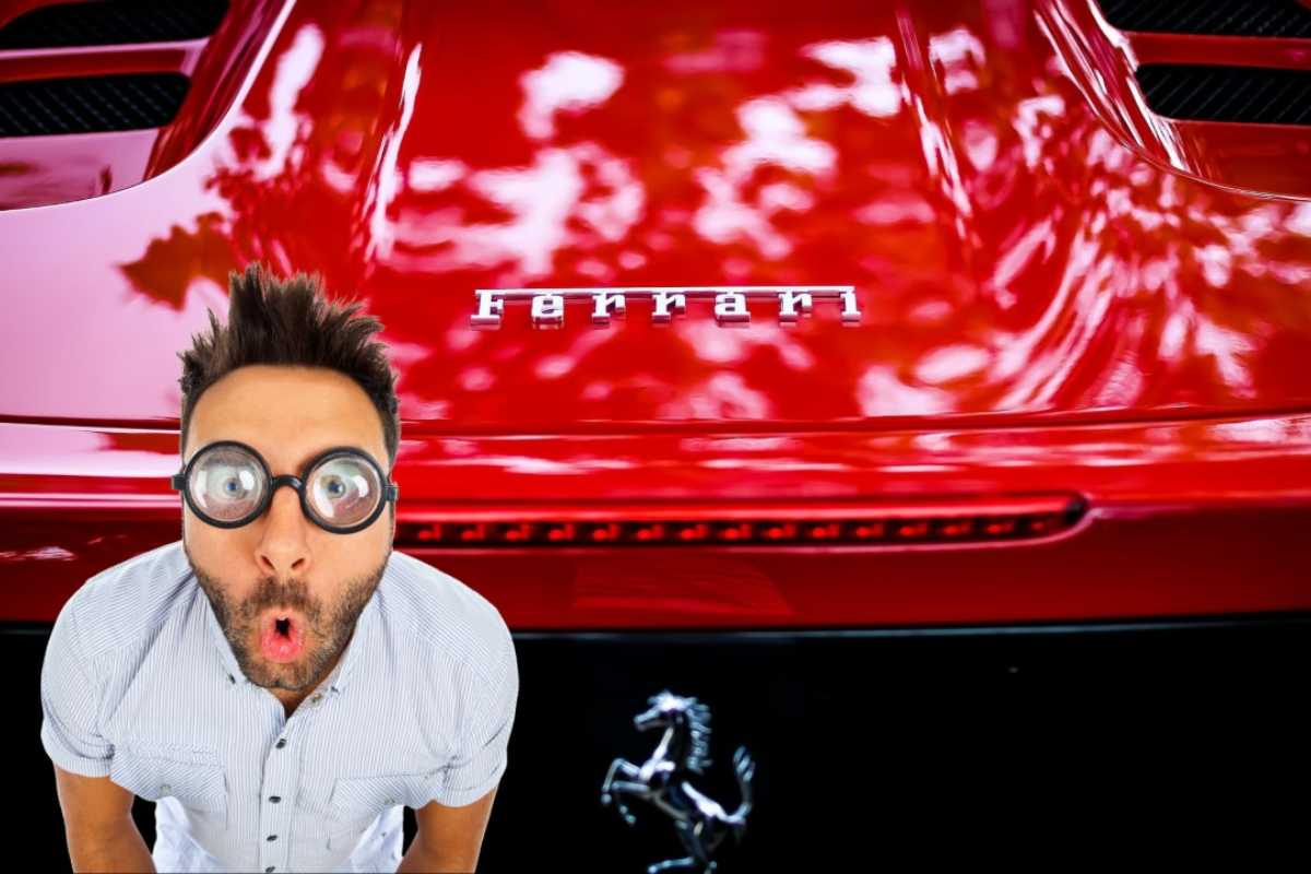 Il retro di una Ferrari con scritta e logo e a sinistra un uomo a bocca aperta