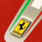 Logo Ferrari su un'auto