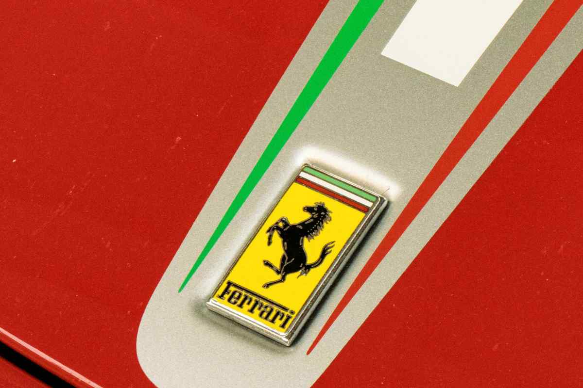 Logo Ferrari su un'auto