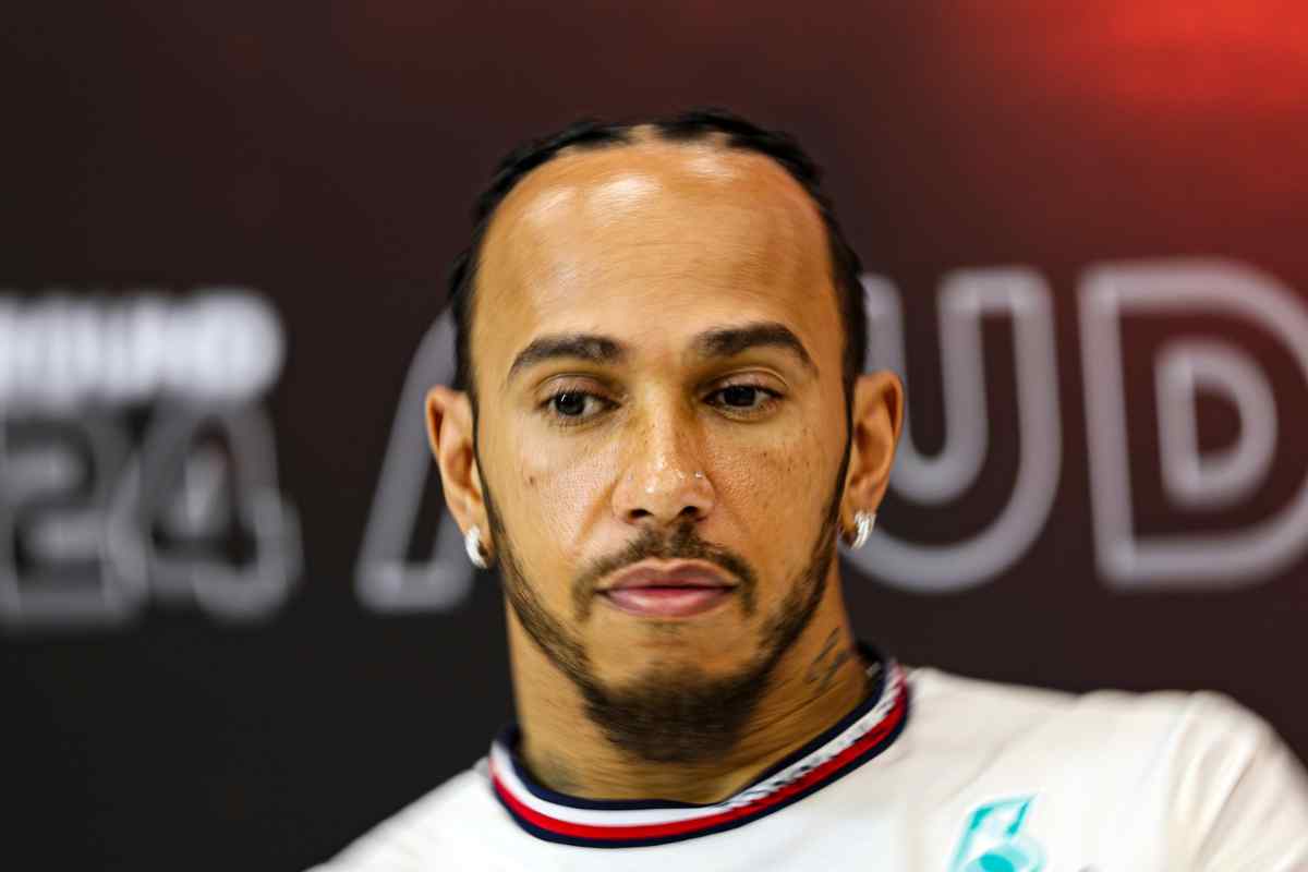 Lewis Hamilton perplesso