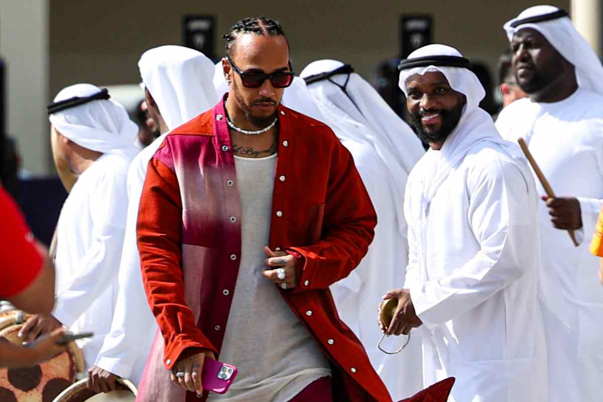 Hamilton cammina nel paddock