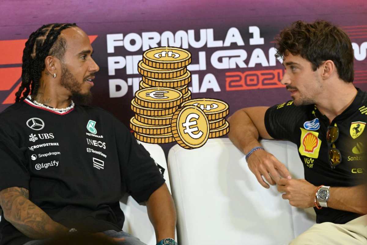 Lewis Hamilton e Charles Leclerc seduti su un divano e in mezzo una pila di euro