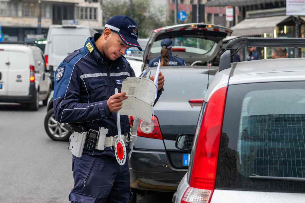 Agente controlla i documenti di un automobilista