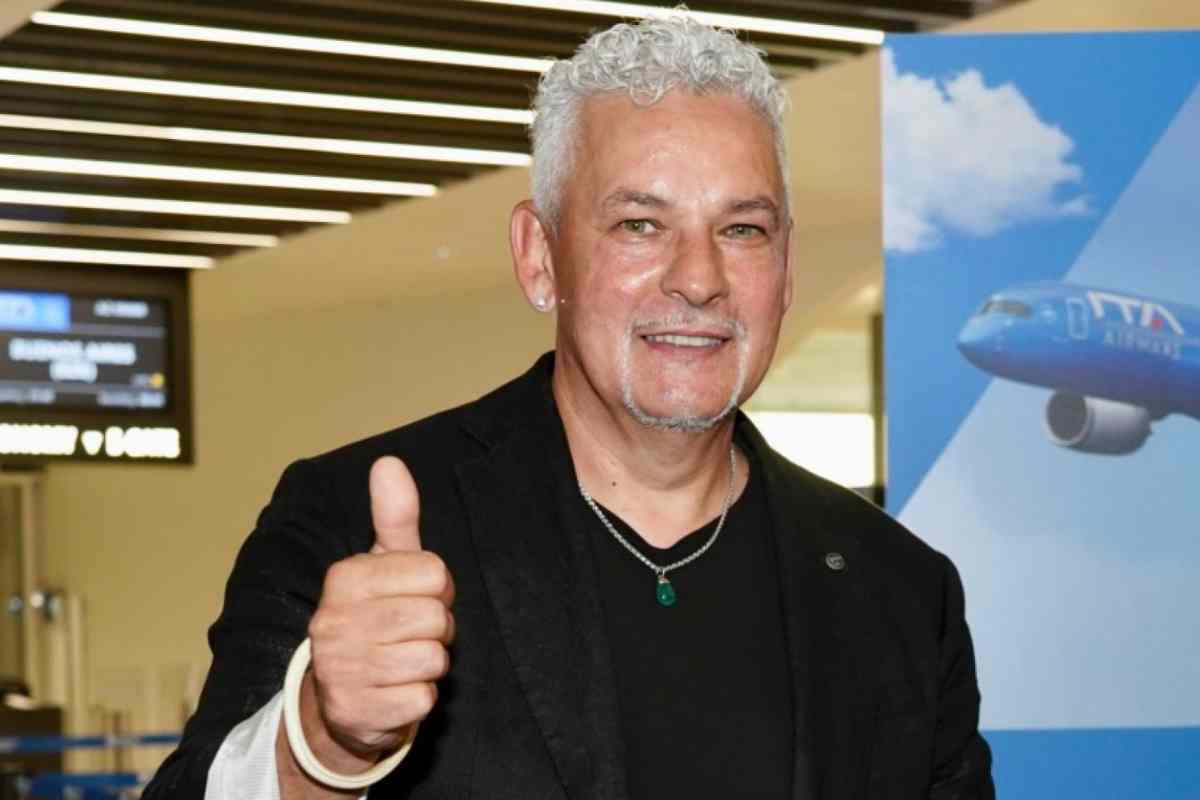 Roberto Baggio saluta con il pollice in alto