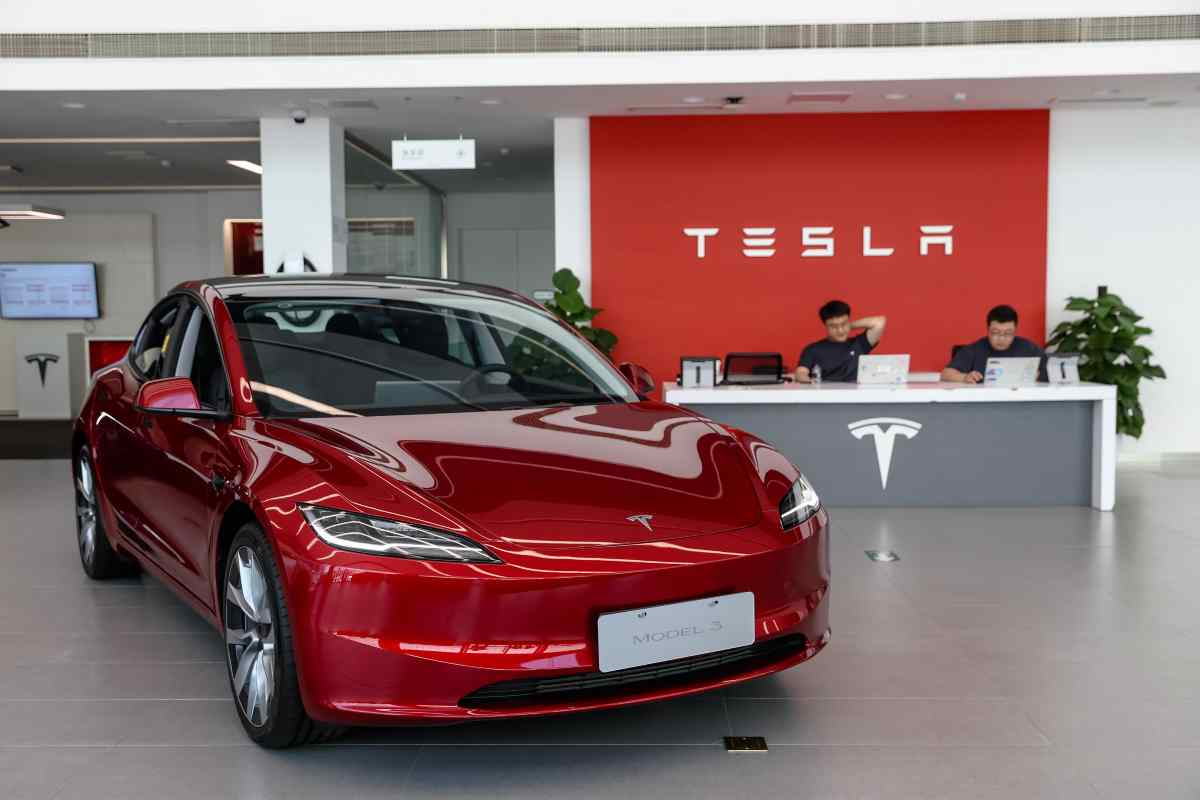 Tesla Model 3 in esposizione