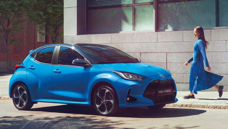 La Toyota Yaris Hybrid parcheggiata e una donna che si avvicina