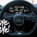 L'abitacolo di una Audi con il logo sul volante e la scritta Bye-Bye