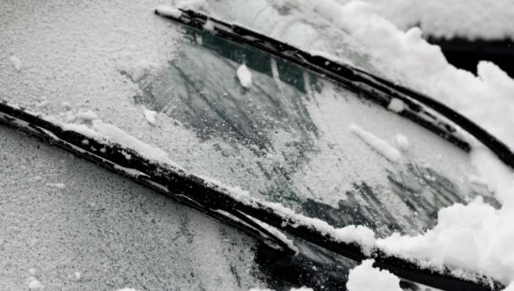 Il parabrezza di un'auto con neve e ghiaccio