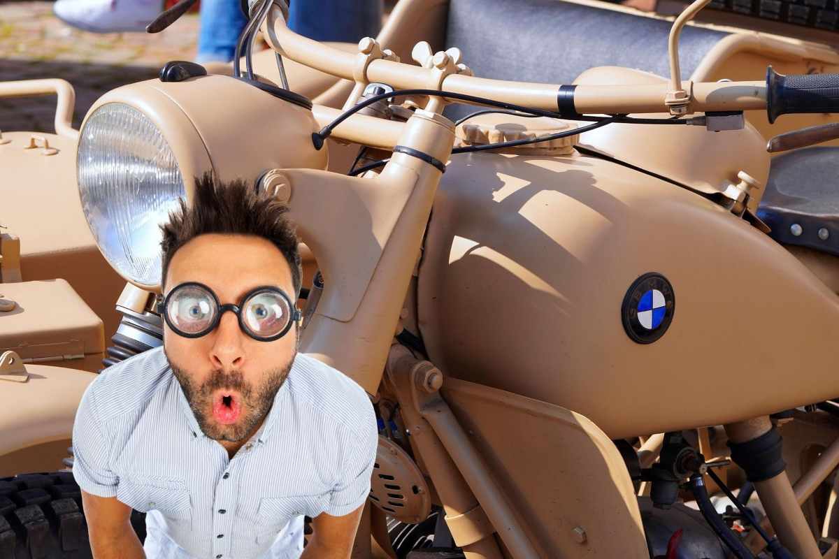 Una BMW color ocra e un ragazzo a bocca aperta