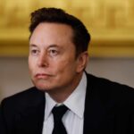 Elon Musk con lo sguardo perplesso