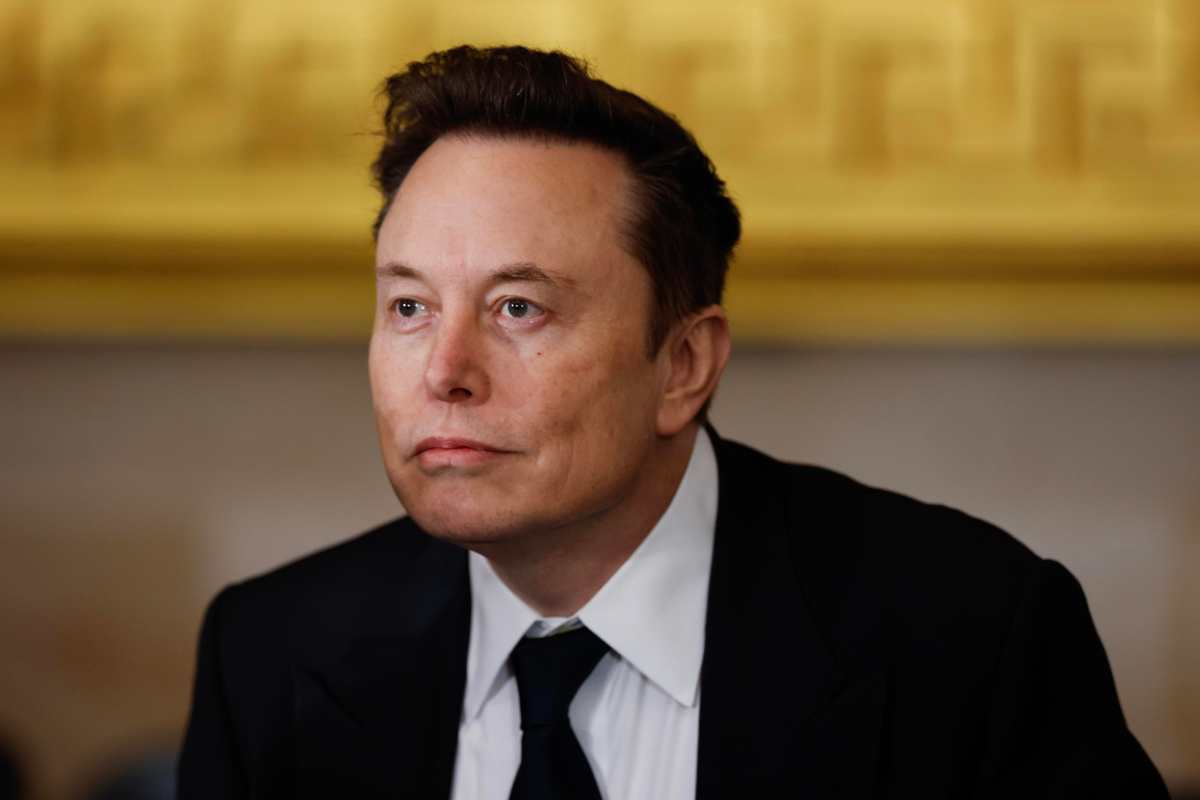 Elon Musk con lo sguardo perplesso