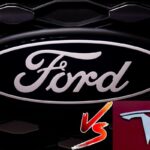 I loghi ford e Tesla con la scritta Vs