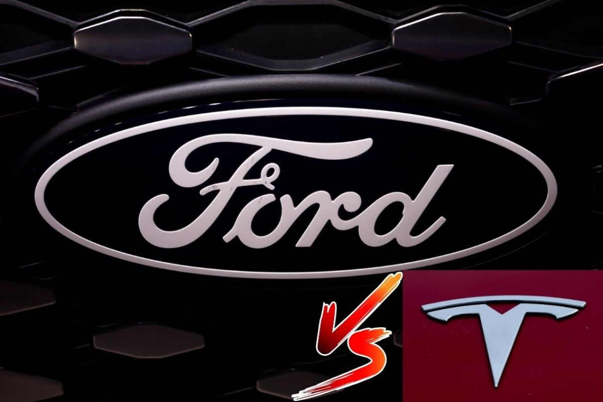 I loghi ford e Tesla con la scritta Vs