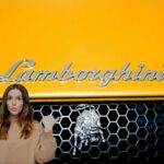 Il logo Lamborghini con scritta e una ragazza che lo indica