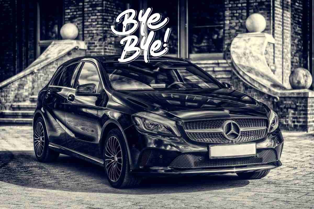 Una Mercedes e la scritta Bye-Bye