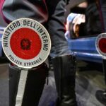 Un dettaglio della divisa della polizia stradale