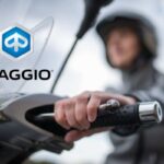 Una persona su uno scooter e il logo Piaggio