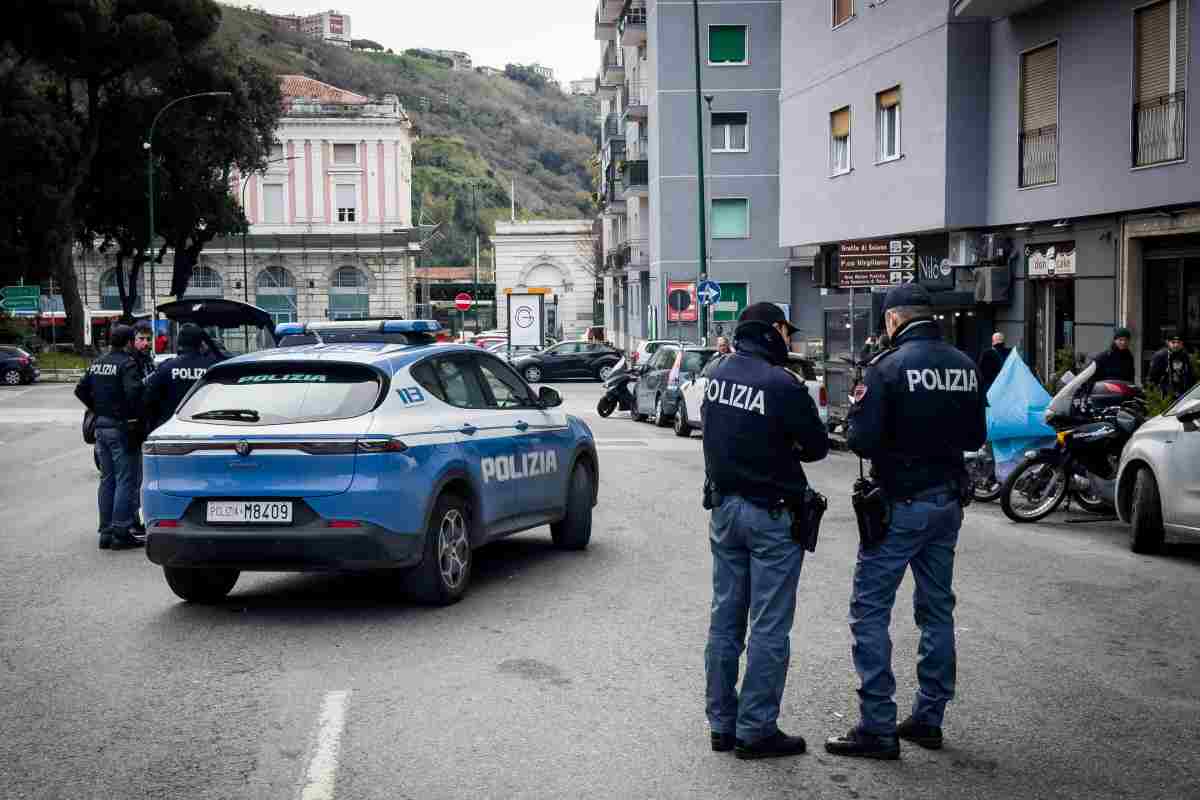 Un'auto della polizia con due agenti