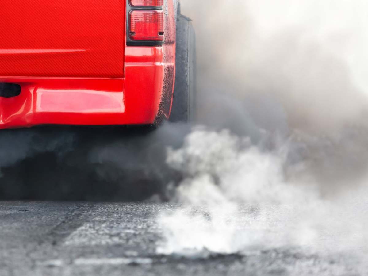 Un mezzo inquinante con una nuvola di fumo dallo scarico