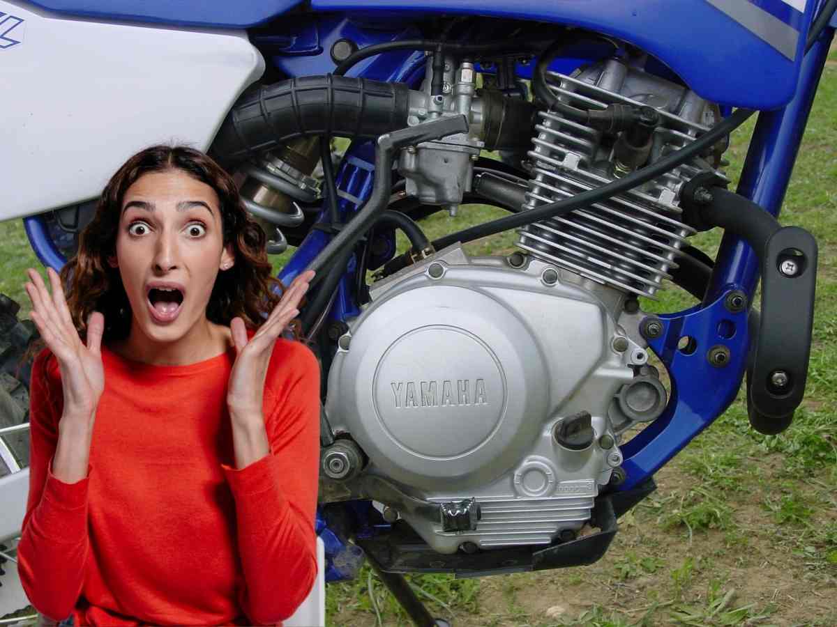 Una moto Yamaha e a sinistra una donna con espressione stupita