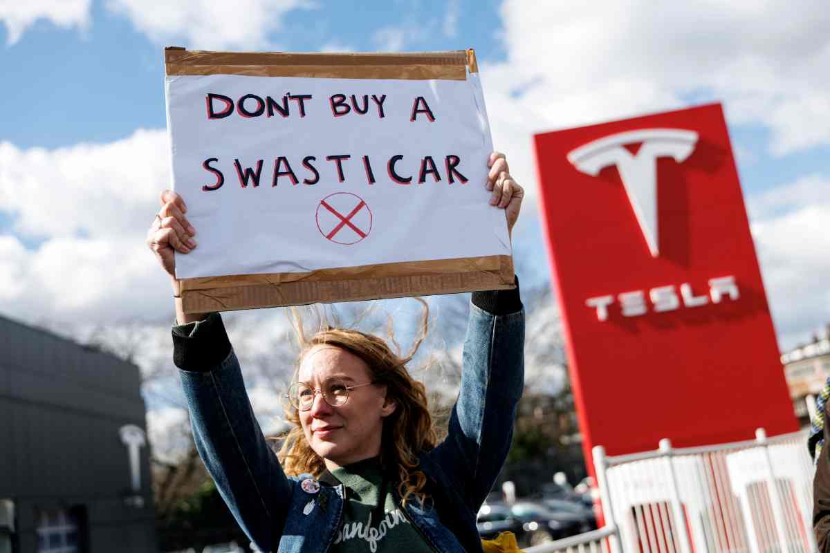 protesta contro tesla