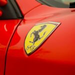 Logo della Ferrari su un'auto del Cavallino rampante