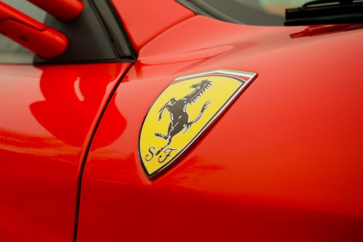 Logo della Ferrari su un'auto del Cavallino rampante