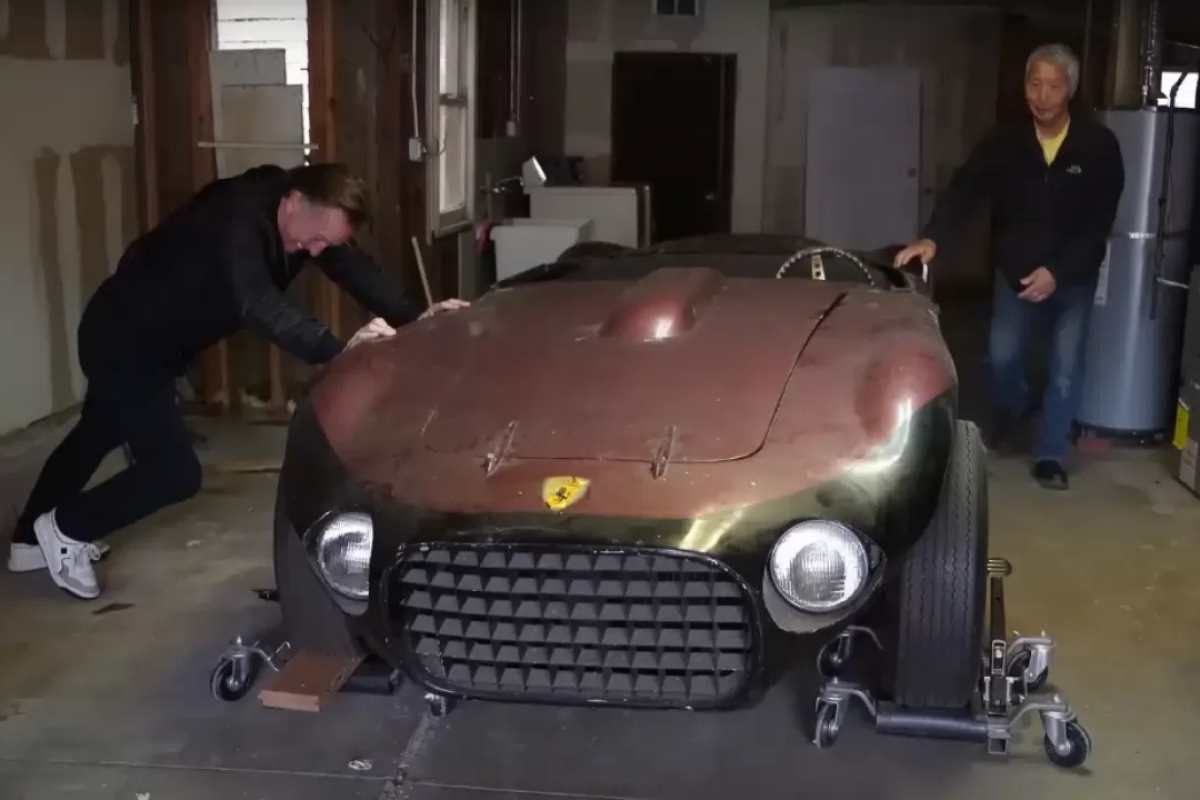 La strana Ferrari roadster nel deposito