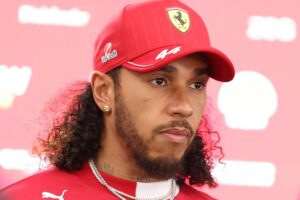 Lewis Hamilton con lo sguardo deluso