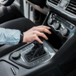 Conducente con la mano sul cambio