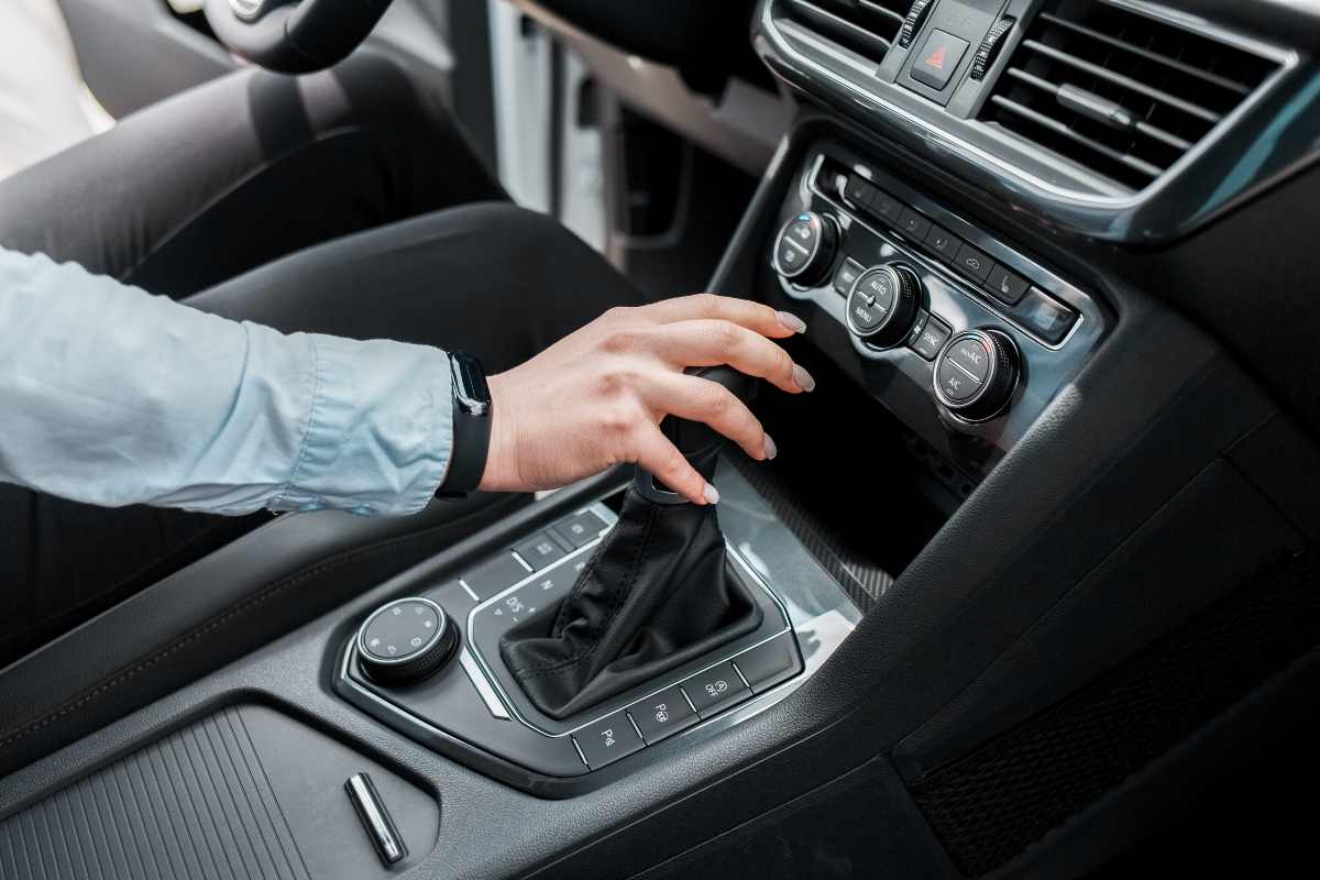 Conducente con la mano sul cambio