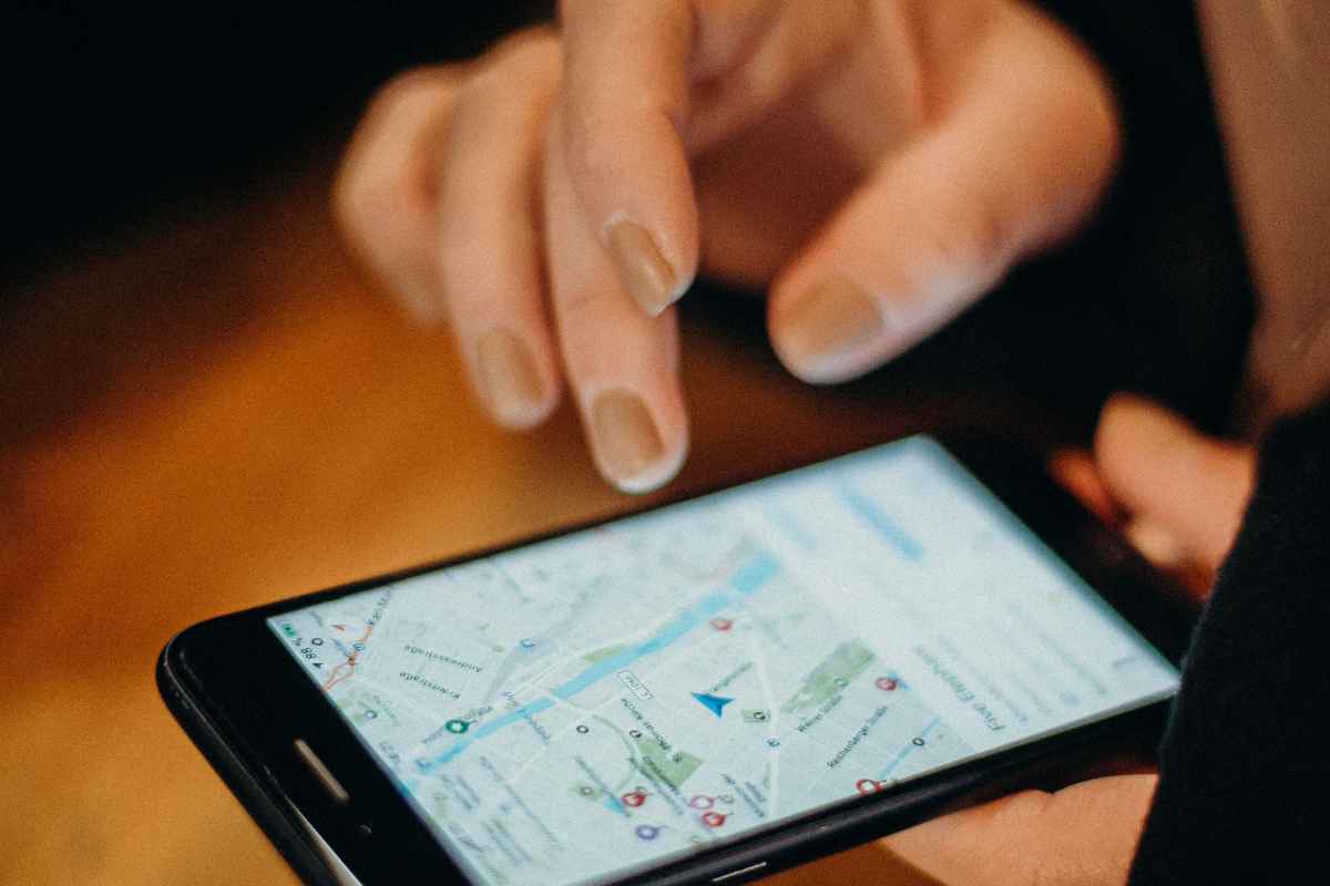 Utente che usa Google Maps sul telefono