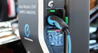 E’ finita per le colonnine, ora l’auto elettrica la ricarichi ovunque: è sempre a portata di mano