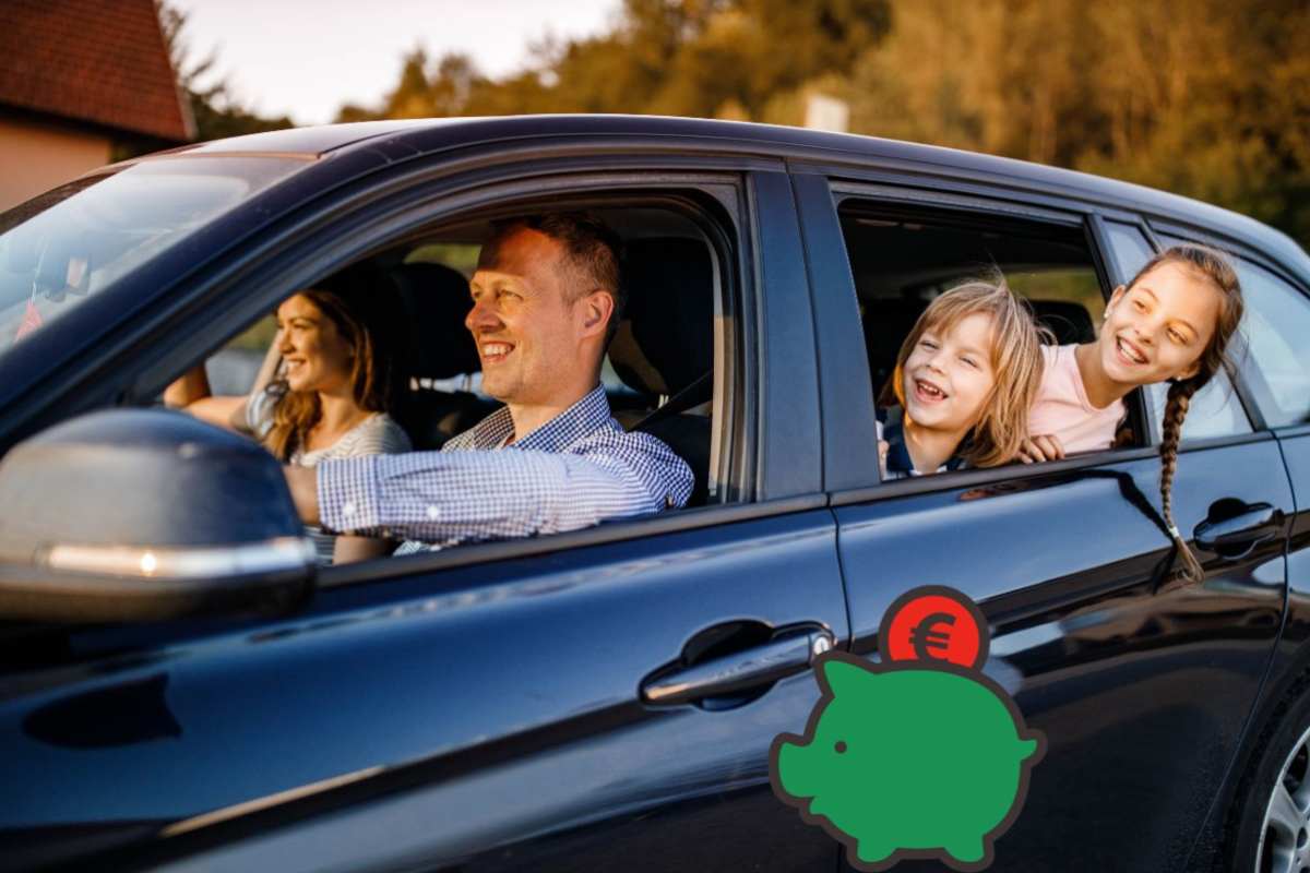 Una famiglia in viaggio in auto e il disegno di un salvadanaio vede con un euro