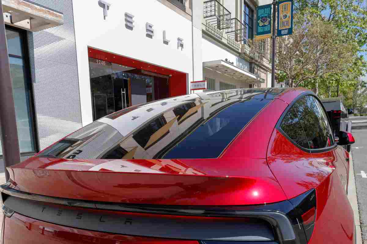 auto tesla sede