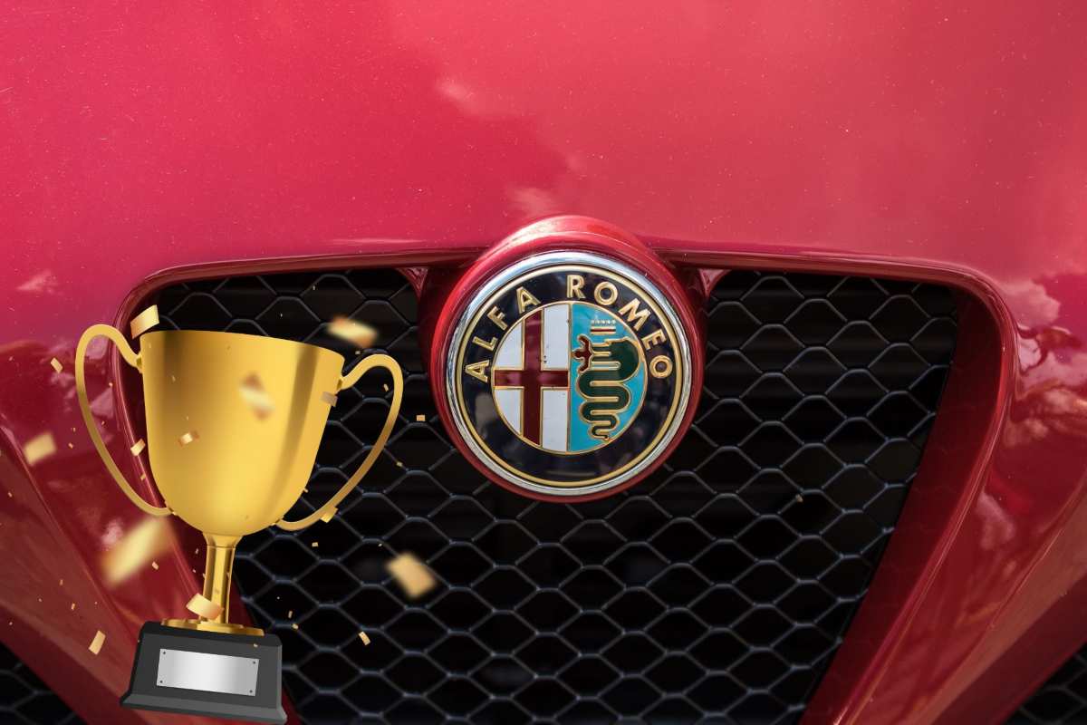 Il dettaglio del frontale di un'Alfa Romeo con logo e il disegno di una coppa con dei coriandoli